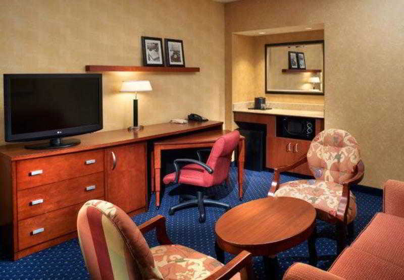 Courtyard By Marriott Chicago Нэпервилл Экстерьер фото